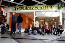 Kolejka przed sklepem monopolowym w Szwecji (Shutterstock)