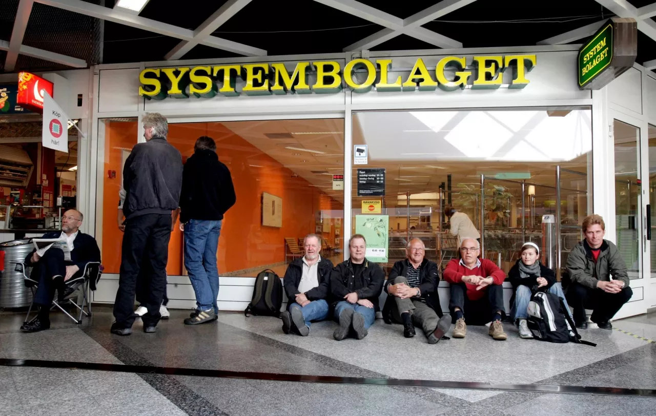 Kolejka przed sklepem monopolowym w Szwecji (Shutterstock)