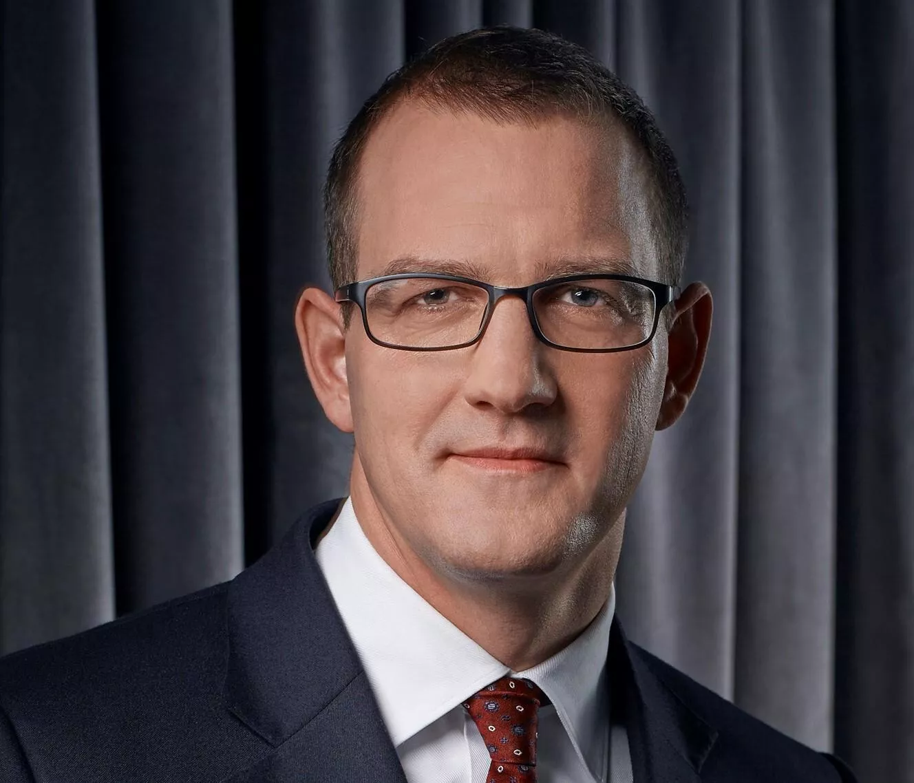 Daniel Kretinsky wykupuje sieci handlowe w całej Europie. Jak wygląda  szarża czeskiego biznesmena w retailu? Czy teraz czas na Polskę? [ANALIZA]