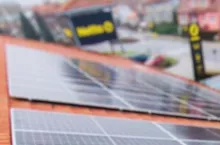Netto Polska instaluje panele słoneczne na dachach sklepów i CD (Netto Polska)