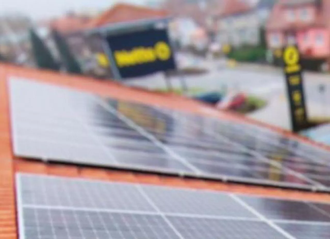 Netto Polska instaluje panele słoneczne na dachach sklepów i CD (Netto Polska)