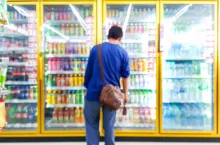 Schłodzone napoje w sklepie (fot. Shutterstock)