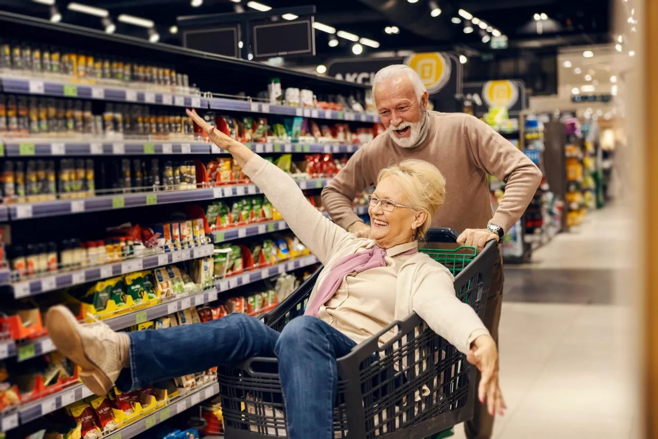 Klienci z pokolenia silver na zakupach w sklepie (fot. Shutterstock)