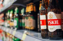 W 2025 r. piwo w butelce zwrotnej może kosztować w polskich sklepach o 10 zł więcej niż obecnie, przestrzegają browarnicy (fot. Łukasz Rawa/wiadomoscihandlowe.pl)