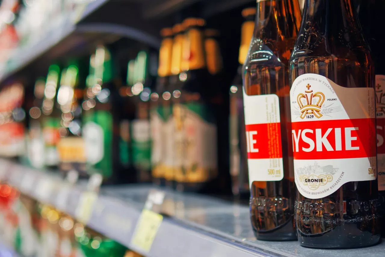 W 2025 r. piwo w butelce zwrotnej może kosztować w polskich sklepach o 10 zł więcej niż obecnie, przestrzegają browarnicy (fot. Łukasz Rawa/wiadomoscihandlowe.pl)