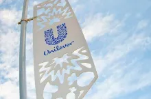 Unilever, maszt z logo (fot. materiały prasowe)