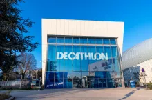 &lt;p&gt;Decathlon zaciska pasa i ostro tnie marki własne. Na zdj. sklep Decathlon w Vélizy-Villacoublay, Francja (Źródło: Shutterstock)&lt;/p&gt;