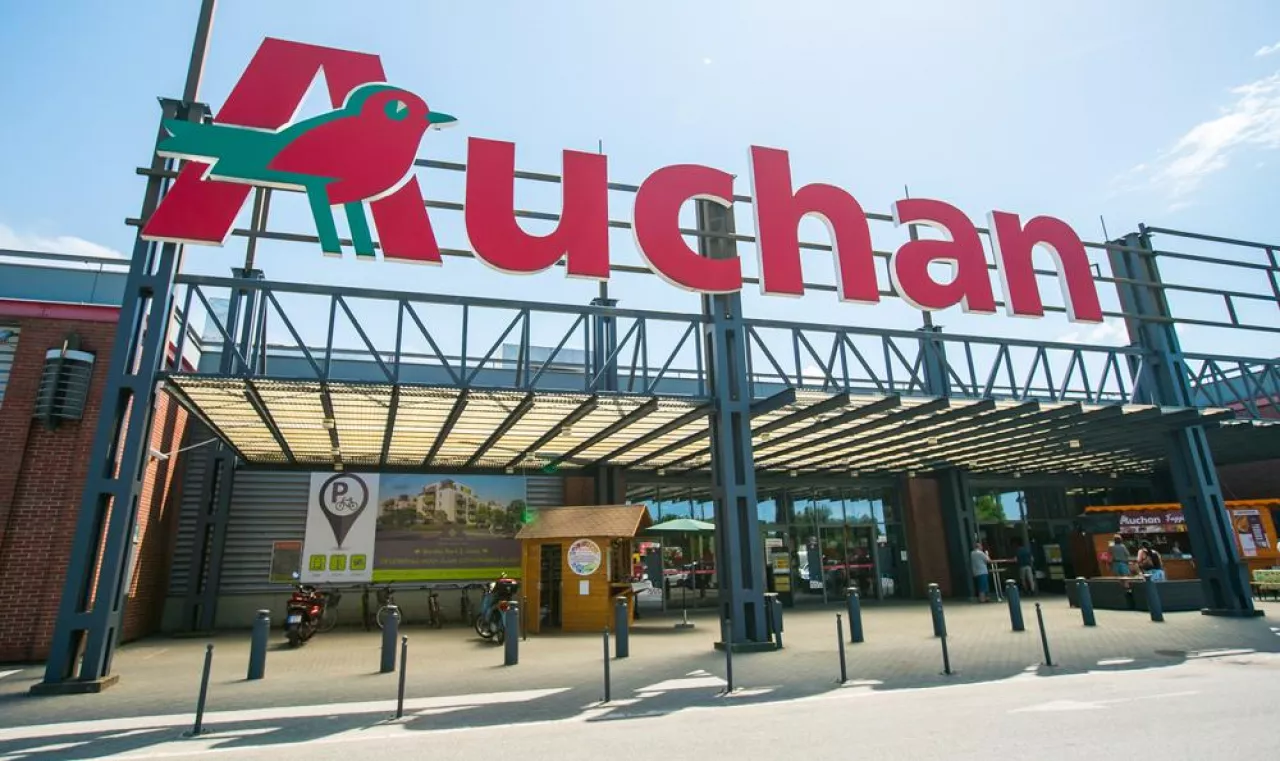 &lt;p&gt;Auchan notuje trzecie z rzędu półrocze ze wzrostem przychodów (fot. Shutterstock)&lt;/p&gt;