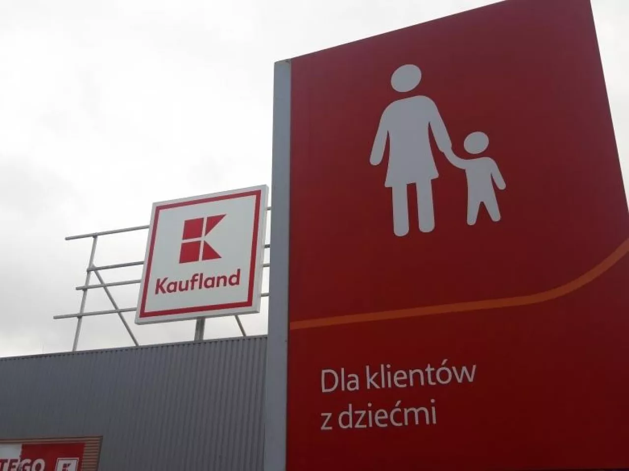 &lt;p&gt;Kaufland kusi rodziny z dziećmi specjalnymi zniżkami (fot. wiadomoscihandlowe.pl)&lt;/p&gt;