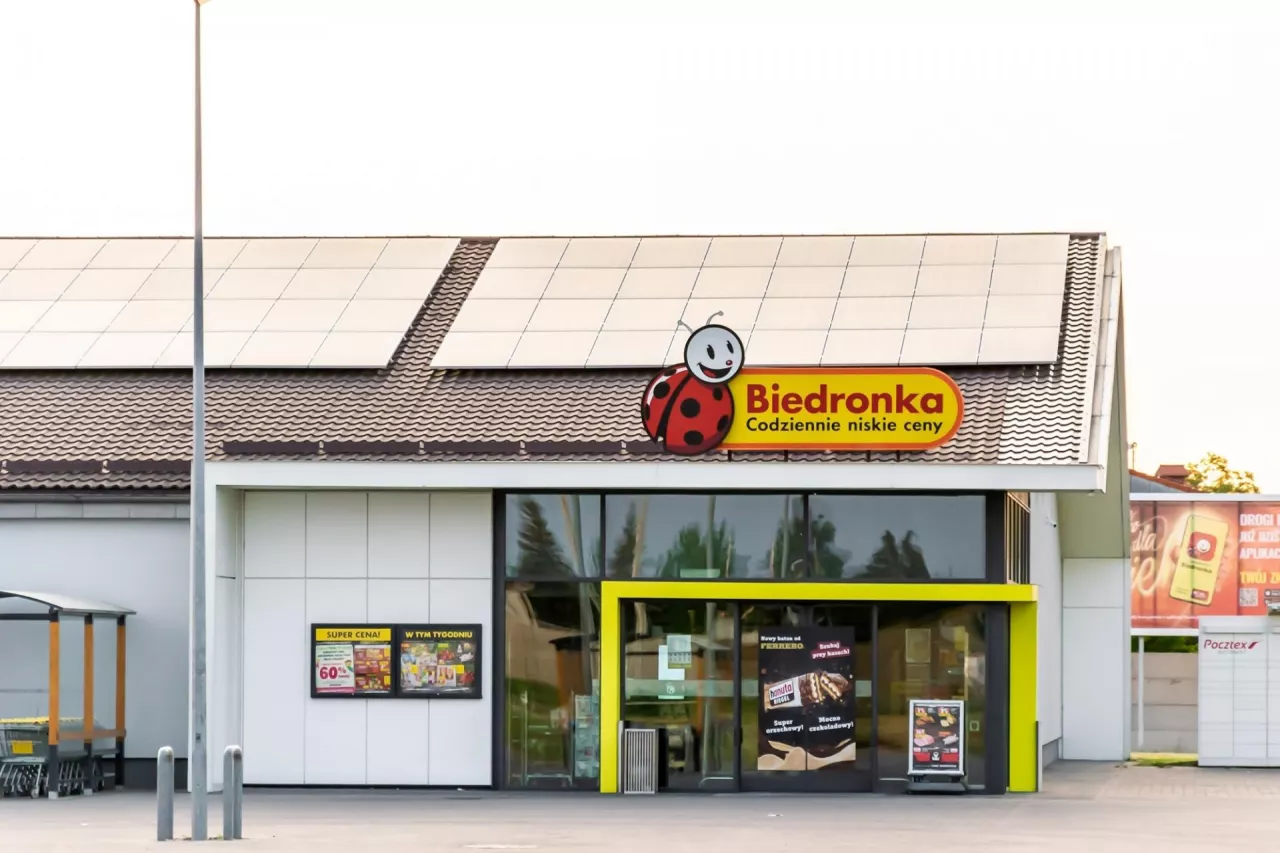&lt;p&gt;Karta Moja Biedronka cieszy się rosnącą popularnością nie tylko wśród polskich konsumentów, ale także wśród cudzoziemców (fot. Krzysztof Bubel/Shutterstock)&lt;/p&gt;