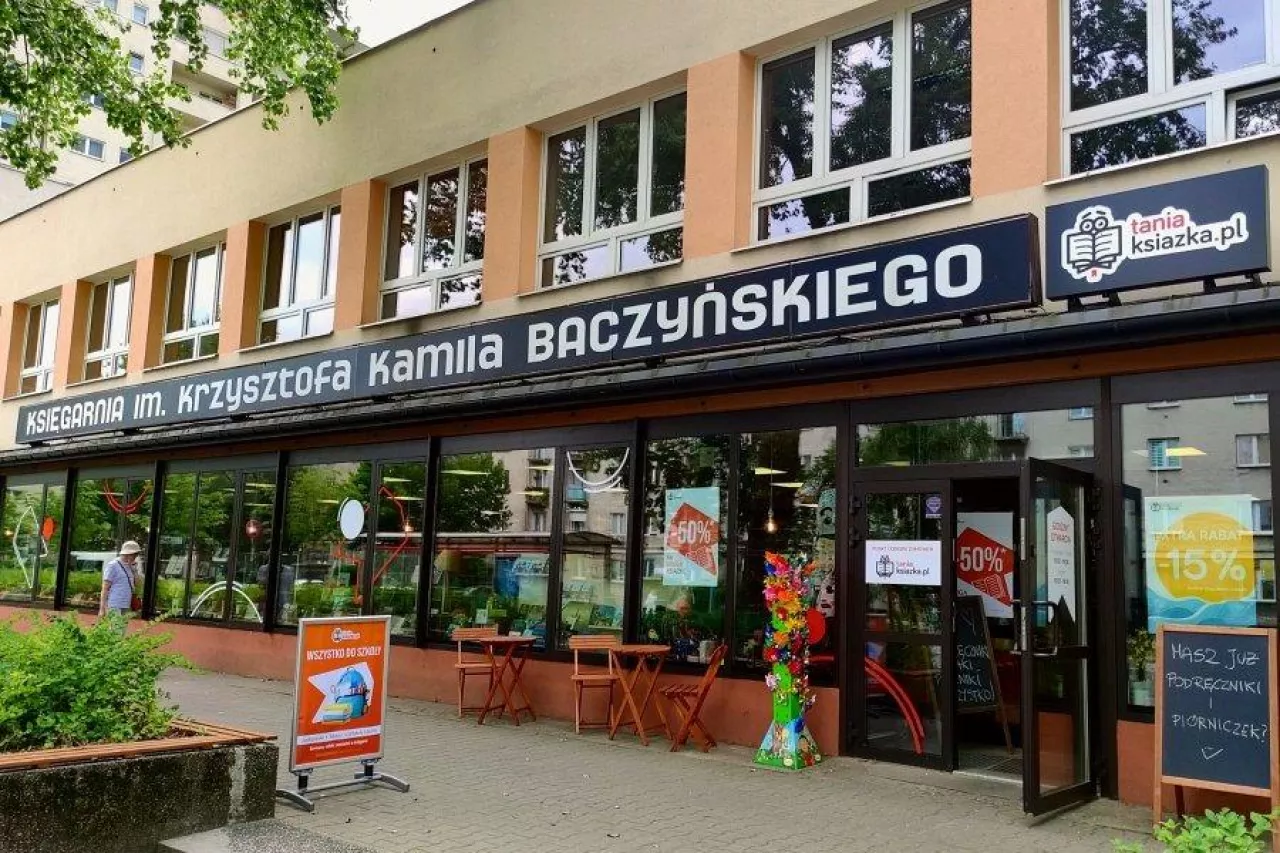 &lt;p&gt;Firma Glosel, właściciel księgarni internetowej TaniaKsiazka.pl oraz sklepu z żywnością i artykułami dla domu Bee.pl, powiększa sieć punktów odbioru osobistego o 23 nowe lokalizacje (fot. Glosel)&lt;/p&gt;