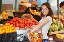 &lt;p&gt;Na bazarach i targowiskach Polacy najczęściej kupują artykuły świeże, w tym warzywa i owoce (fot. Shutterstock)&lt;/p&gt;