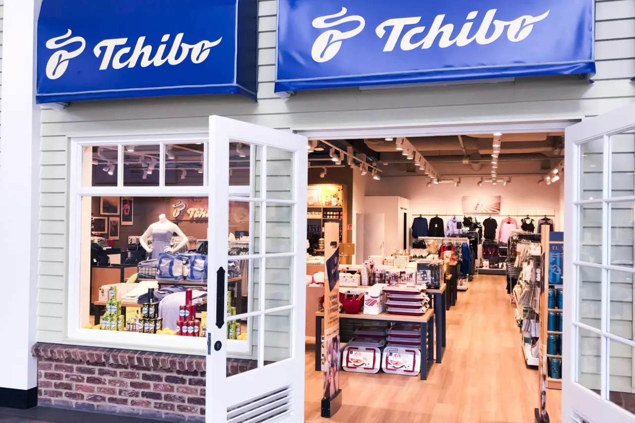 &lt;p&gt;17 sklepów Tchibo w Polsce korzysta już wyłącznie z energii elektrycznej z odnawialnych źródeł. Do stycznia 2024 r. ich liczba ma wzrosnąć do 22 (fot. Shutterstock)&lt;/p&gt;