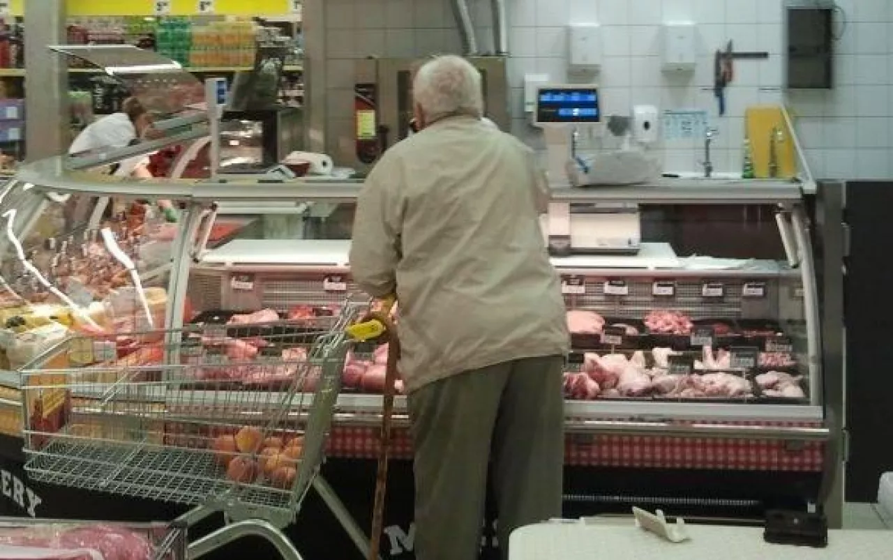 &lt;p&gt;Klient przed ladą mięsną w sklepie&lt;/p&gt;