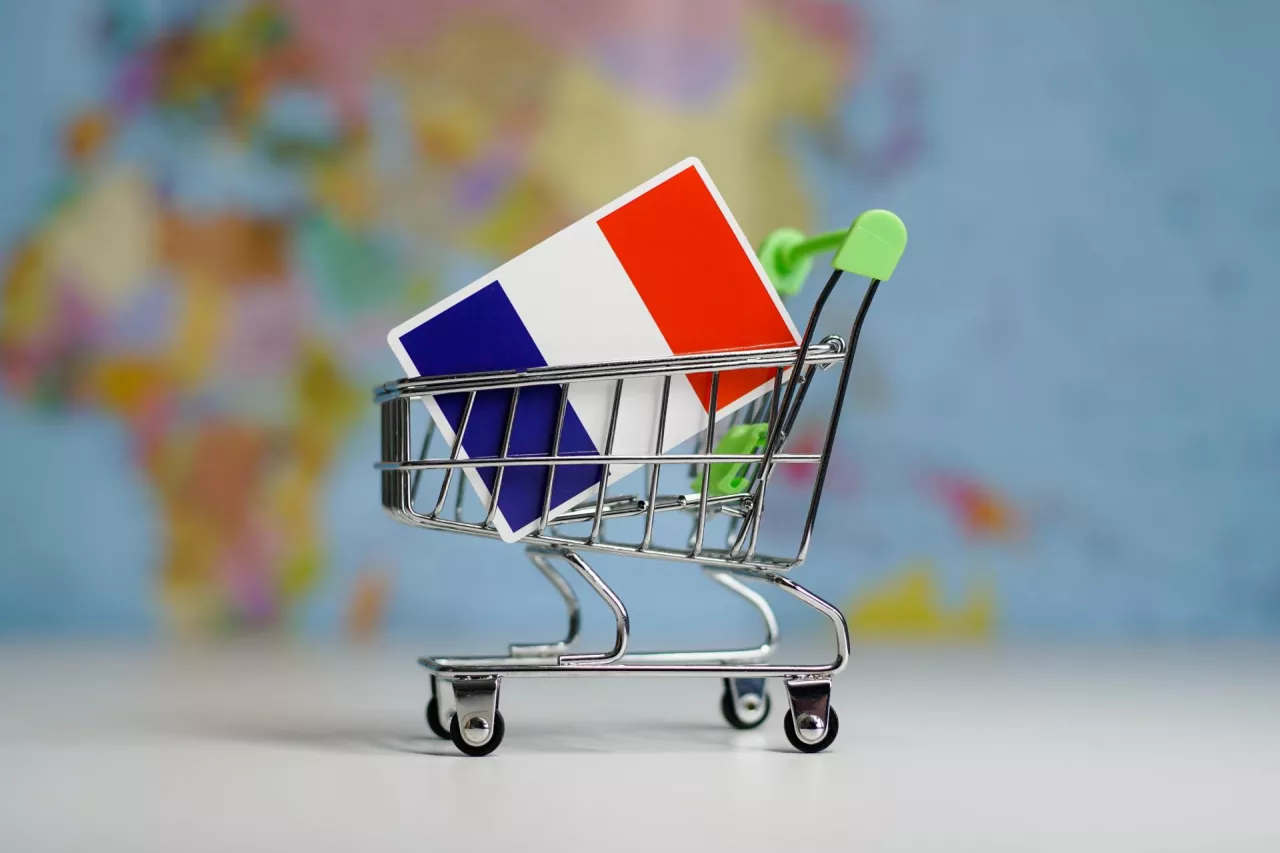 &lt;p&gt;Minister finansów Francji ogłosił, że porozumiał się z 75 dużymi sprzedawcami detalicznymi oraz dostawcami żywności i innych podstawowych artykułów w sprawie obniżenia lub zamrożenia cen 5 tys. produktów (fot, Shutterstock)&lt;/p&gt;