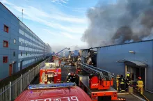 &lt;p&gt;Pożar w hali centrum handlowego w Wólce Kosowskiej pod Warszawą (fot. Facebook.com/OSP KSRG Chynów)&lt;/p&gt;