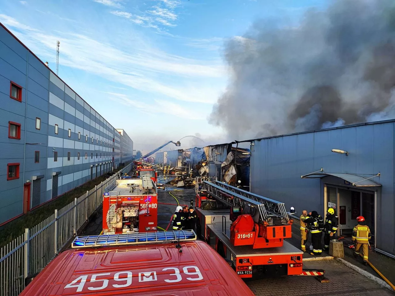 &lt;p&gt;Pożar w hali centrum handlowego w Wólce Kosowskiej pod Warszawą (fot. Facebook.com/OSP KSRG Chynów)&lt;/p&gt;