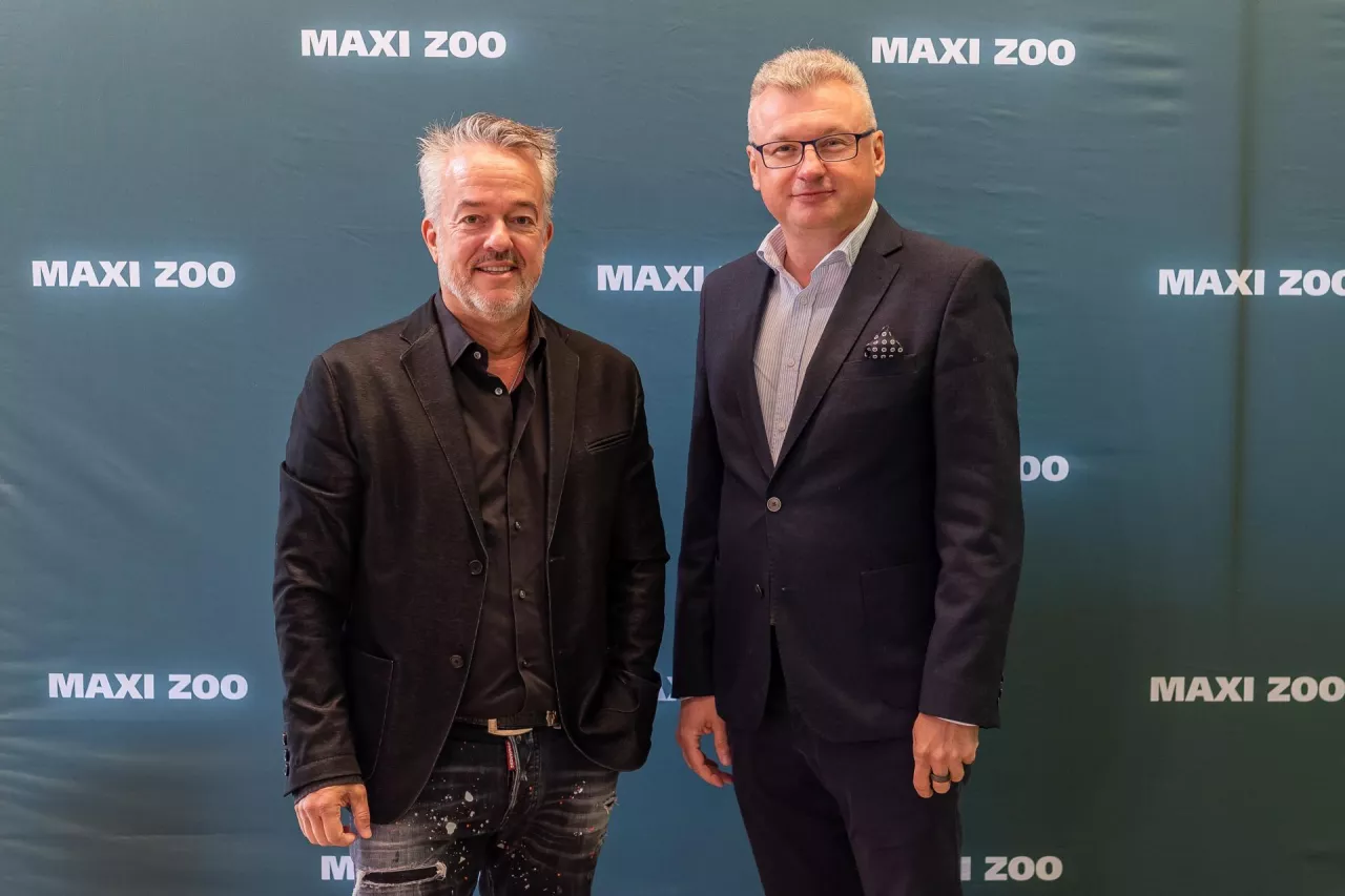 &lt;p&gt;Torsten Toeller, założyciel i właściciel grupy Fressnapf/Maxi Zoo oraz Wojciech Kamiński, dyrektor zarządzający Maxi Zoo Polska zapowiadają dalszy dynamiczny rozwój sieci na naszym rynku, w tym otwieranie 25-30 placówek stacjonarnych w ciągu trzech najbliższych lat (fot. materiały prasowe)&lt;/p&gt;