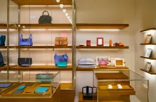&lt;p&gt;Sprzedaż produktów luksusowych wzrosła i to wyraźnie. Na zdj. torebki w salonie marki Hermes w Zurychu (fot. Sorbis/shutterstock)&lt;/p&gt;