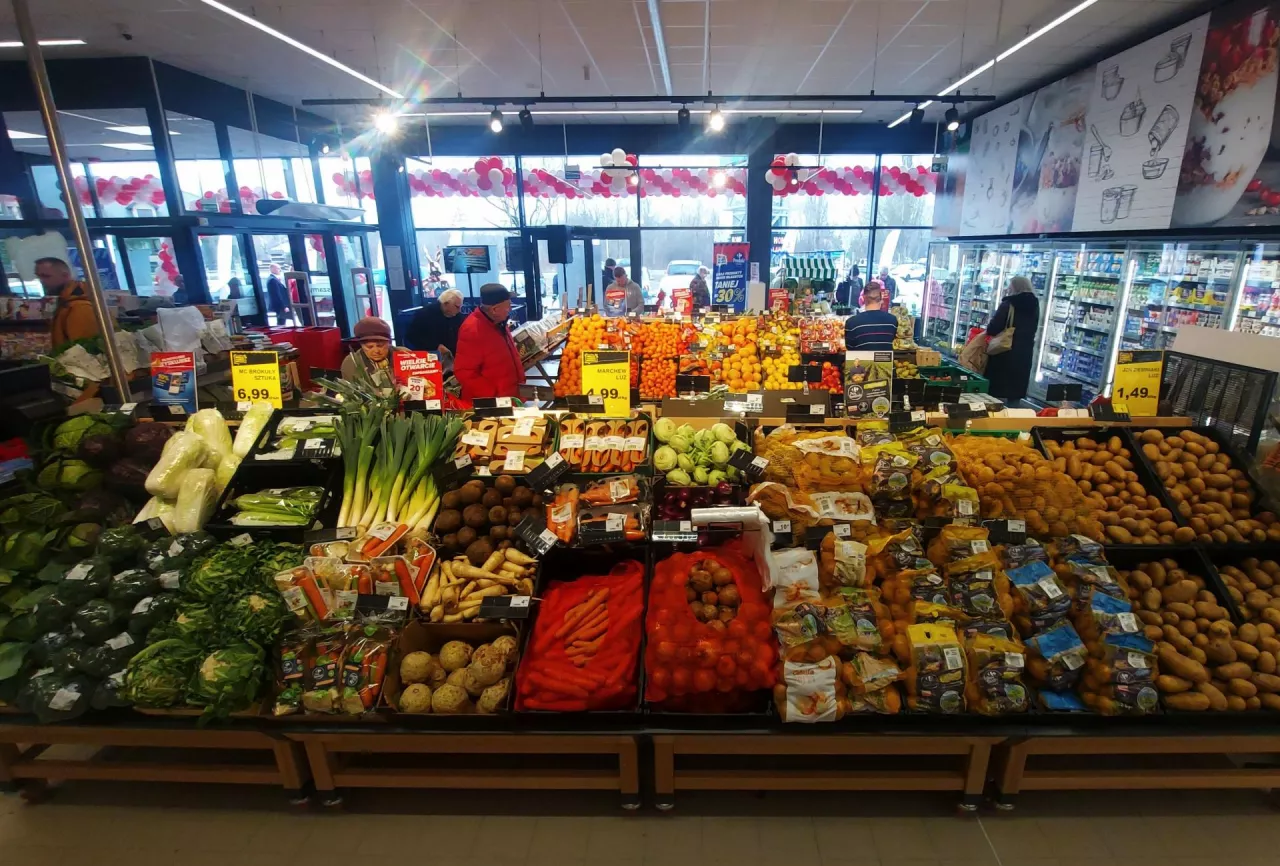 &lt;p&gt;Stoisko z warzywami i owocami w supermarkecie spożywczym&lt;/p&gt;