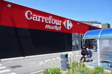 &lt;p&gt;Carrefour zorganizował wielką urodzinową loterię. Klienci zgarną kupony o wartości 1,8 mln zł (fot. defotoberg/Shutterstock)&lt;/p&gt;