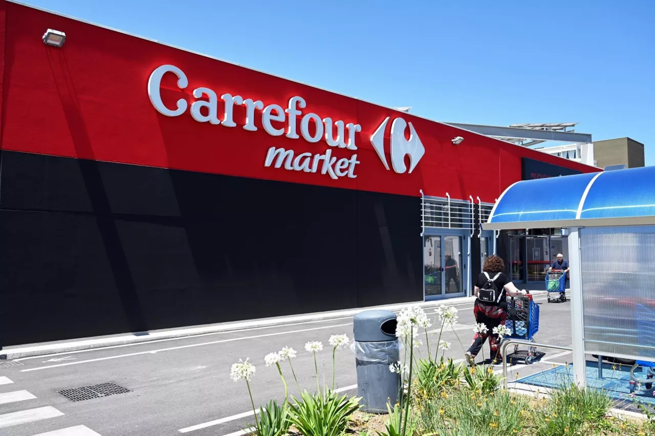 &lt;p&gt;Carrefour zorganizował wielką urodzinową loterię. Klienci zgarną kupony o wartości 1,8 mln zł (fot. defotoberg/Shutterstock)&lt;/p&gt;