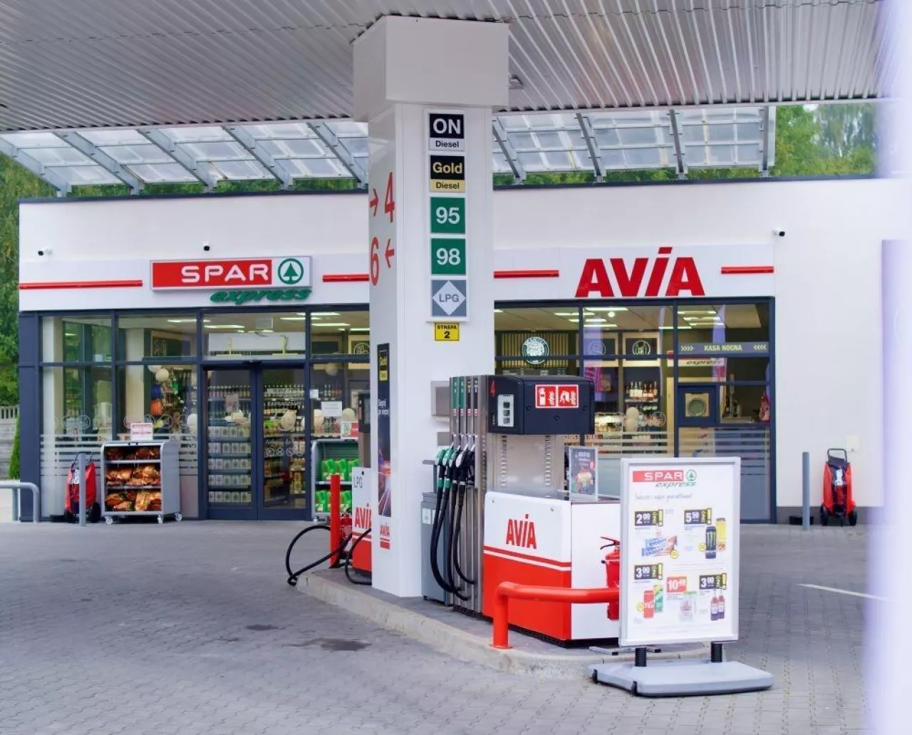 &lt;p&gt;Na stacjach sieci Avia w Polsce działa 40 sklepów SPAR (fot. Unimot)&lt;/p&gt;