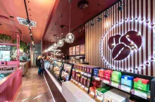 &lt;p&gt;Lagardere Travel Retail zmienia wygląd kawiarni Costa Coffe. Zaczyna od placówek w kluczowych lokalizacjach (fot. Lagardere Travel Retail)&lt;/p&gt;