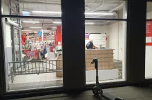 &lt;p&gt;Na zdj. paczkomat InPostu wewnątrz jednego z warszawskich sklepów Auchan (fot. wiadomoscihandlowe.pl)&lt;/p&gt;