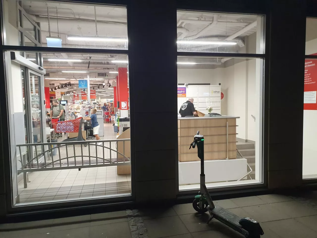 &lt;p&gt;Na zdj. paczkomat InPostu wewnątrz jednego z warszawskich sklepów Auchan (fot. wiadomoscihandlowe.pl)&lt;/p&gt;