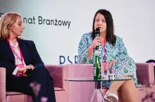 &lt;p&gt;Klaudia Rudewicz (po prawej) podczas Forum Branży Kosmetycznej 2023 (fot. wiadomoscikosmetyczne.pl)&lt;/p&gt;