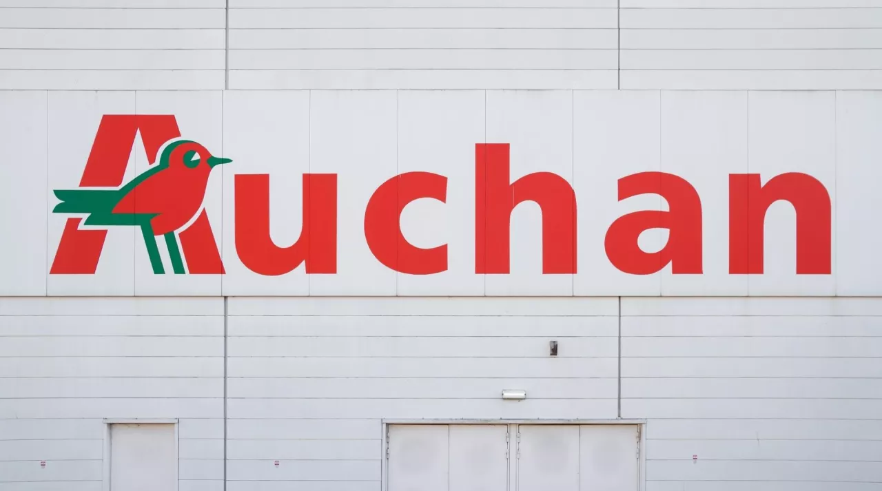 &lt;p&gt;Auchan sprzedaje udziały w regionalnej spółce (fot. Longfin Media/Shutterstock.com)&lt;/p&gt;
