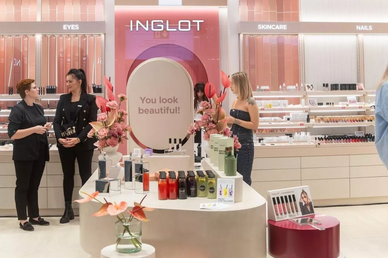 &lt;p&gt;W przedostatni weekend października firma Inglot otworzyła pierwszy salon w zupełnie nowej odsłonie (fot. LinkedIn)&lt;/p&gt;