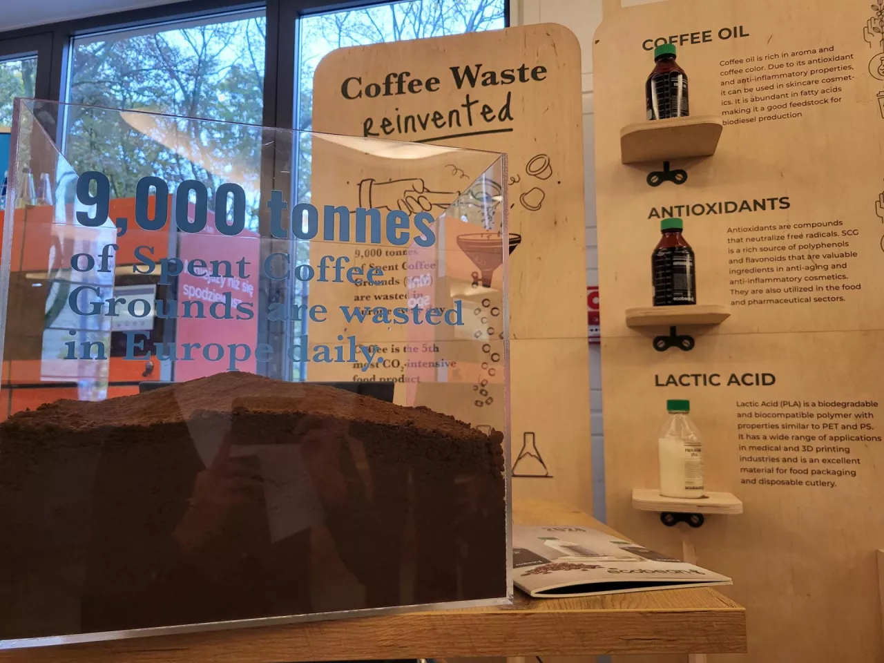 &lt;p&gt;Fusy z kawy nie muszą być odpadem. EcoBean zaskakuje innowacyjnym projektem. Fot. Tomasz Kolmasiak&lt;/p&gt;
