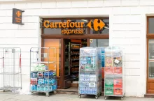 &lt;p&gt;Sieć sklepów convenience Carrefour Express w Polsce kurczy się (fot. Krzysztof Bubel/Shutterstock)&lt;/p&gt;