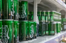 &lt;p&gt;Na zdj. piwo Carlsberga na półkach supermarketu Lenta w Rosji (fot. Gilmanshin/Shutterstock)&lt;/p&gt;