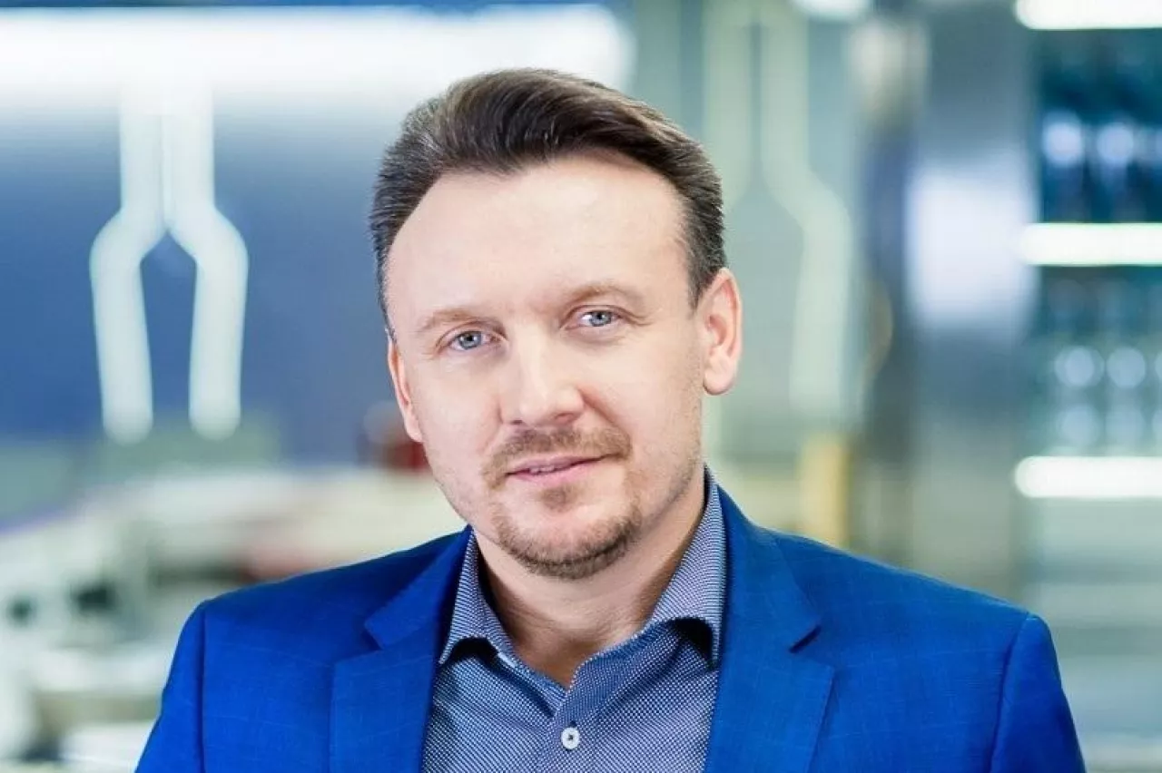 &lt;p&gt;Adam Wesołek, nowy COO i członek zarządu FoodWell (fot. za: LinkedIn)&lt;/p&gt;