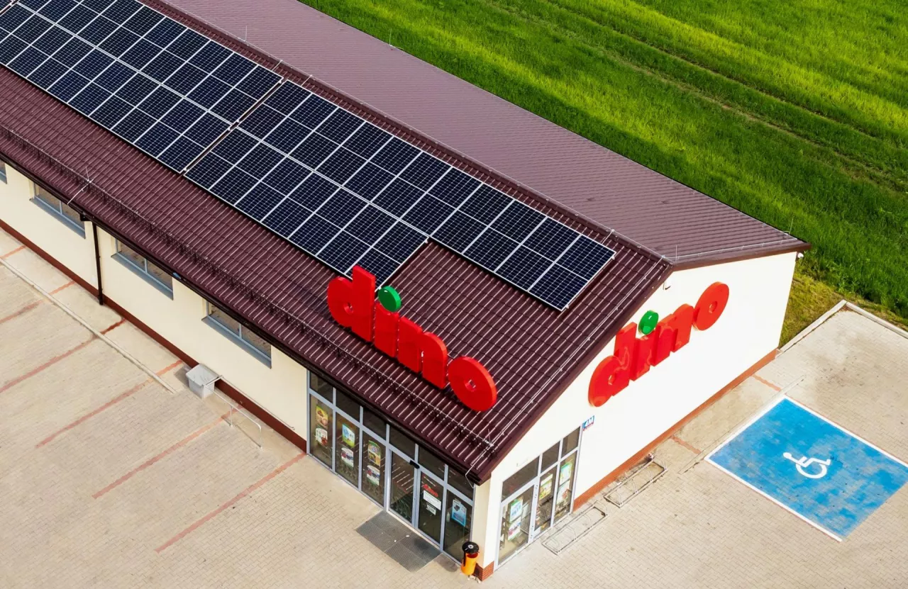 &lt;p&gt;Dino instaluje panele słoneczne na dachach swoich supermarketów (Dino Polska)&lt;/p&gt;