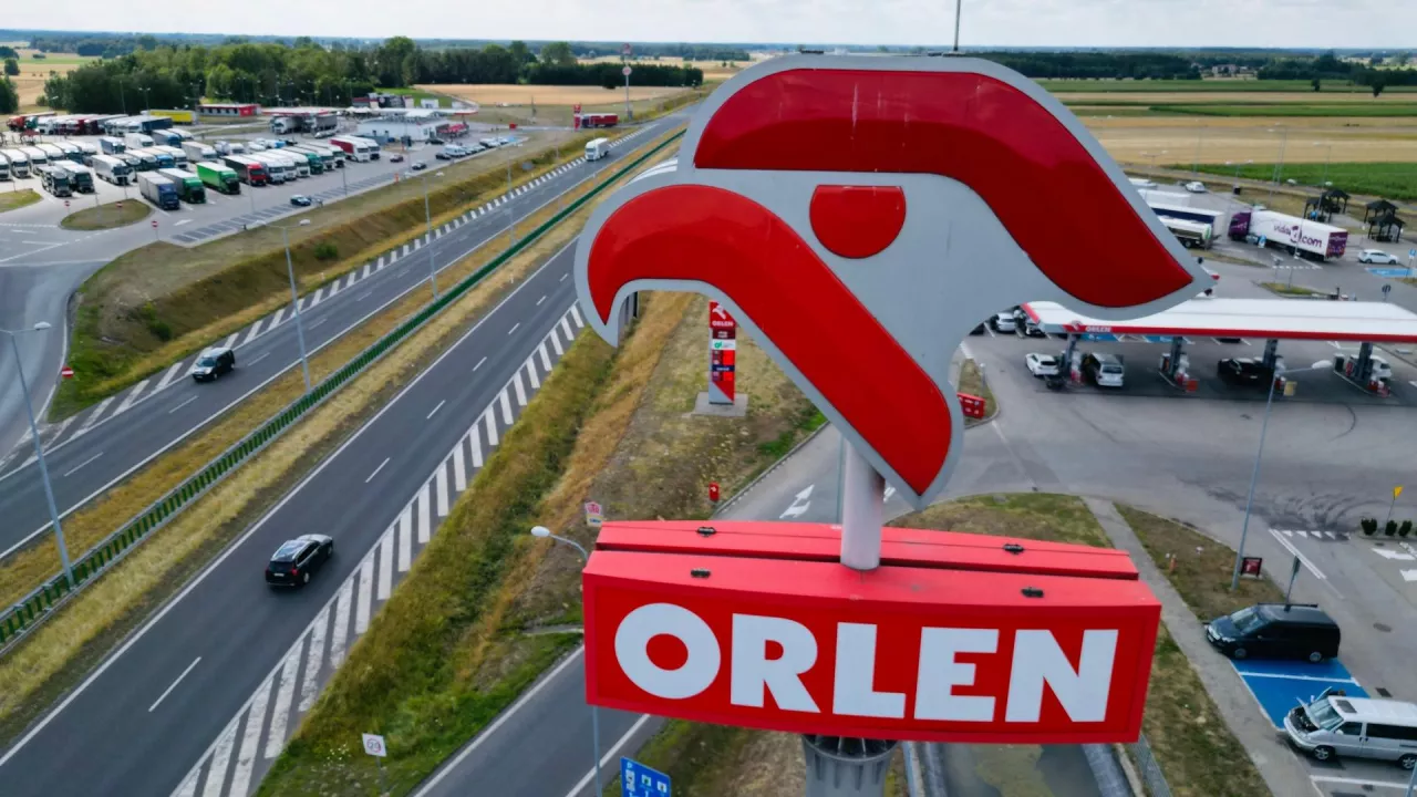 &lt;p&gt;Na zdj. logo Orlenu na stacji zlokalizowanej przy autostradzie A2 (fot. Dronvideo/shutterstock)&lt;/p&gt;