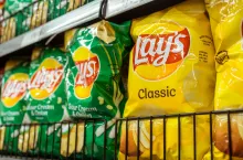 &lt;p&gt;Chipsy Lays na półce w sklepie (Shutterstock)&lt;/p&gt;