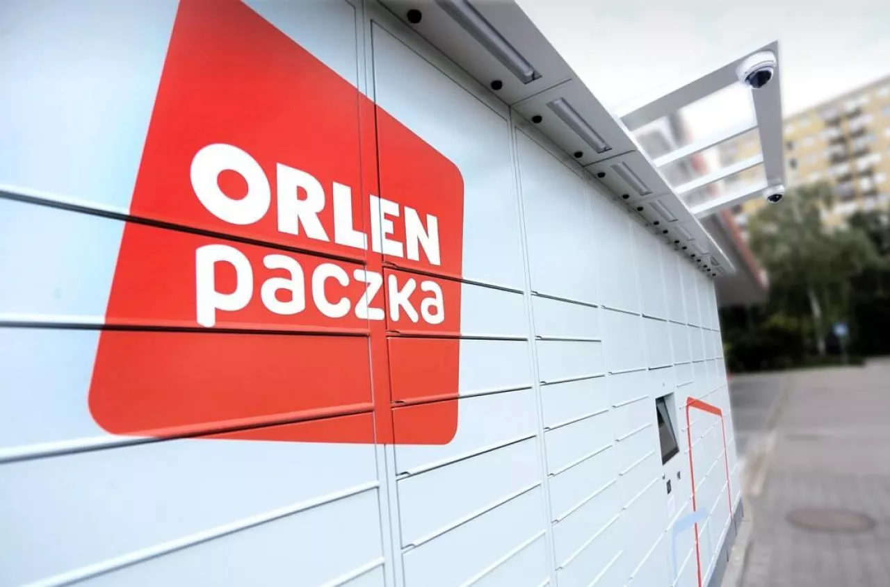 &lt;p&gt;Automat paczkowy z logo Orlen Paczki (fot. PKN Orlen)&lt;/p&gt;