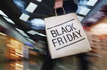 &lt;p&gt;61 proc. konsumentów planuje skorzystać z tegorocznych przecen na Black Friday (fot. Shutterstock)&lt;/p&gt;