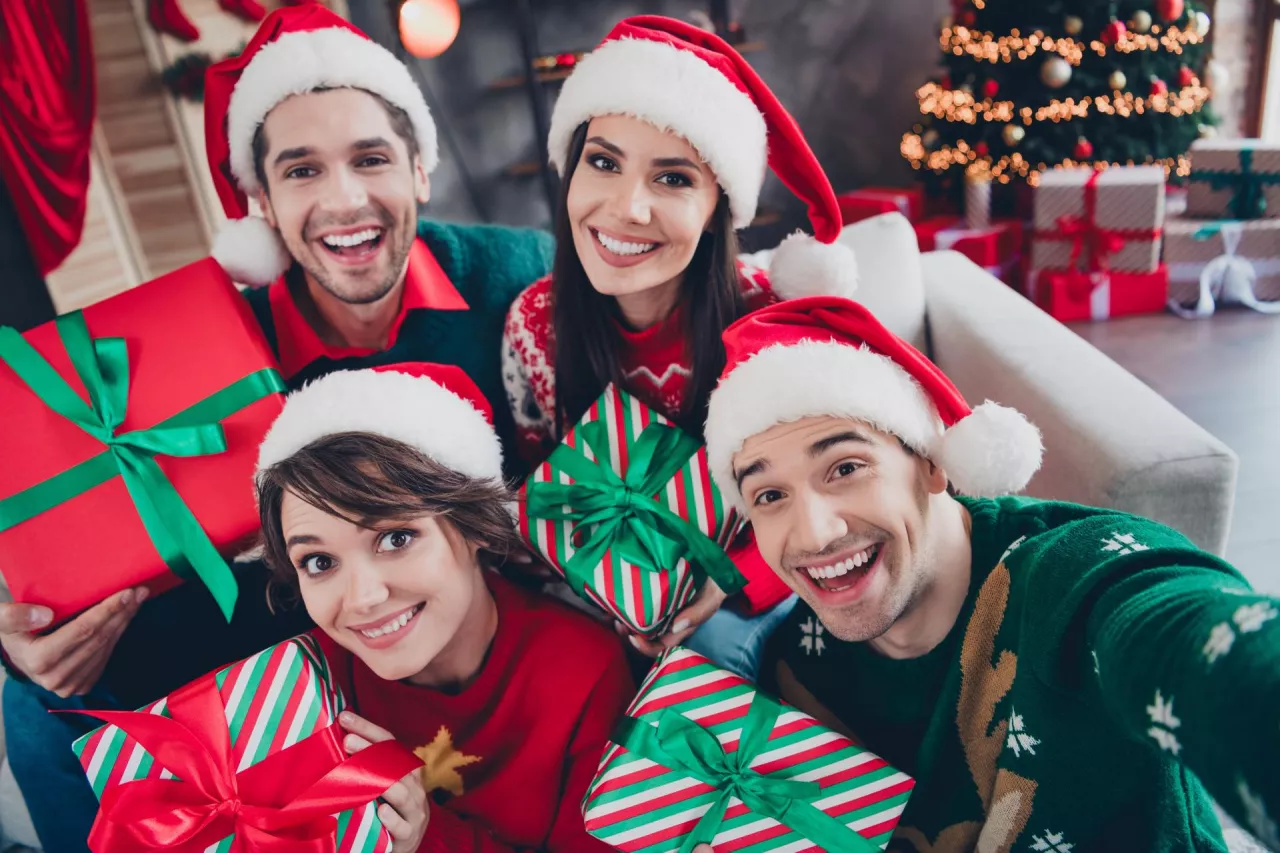 &lt;p&gt;Polacy przeznaczą średnio na prezenty świąteczne 650 zł (fot. Shutterstock)&lt;/p&gt;