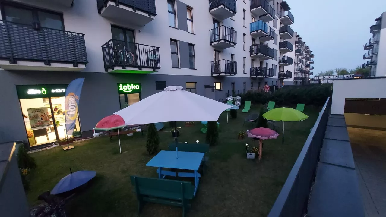<p>Ogródek przy sklepie Żabki</p>