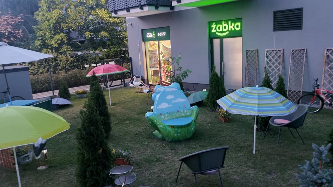 <p>Ogródek przy sklepie Żabki</p>