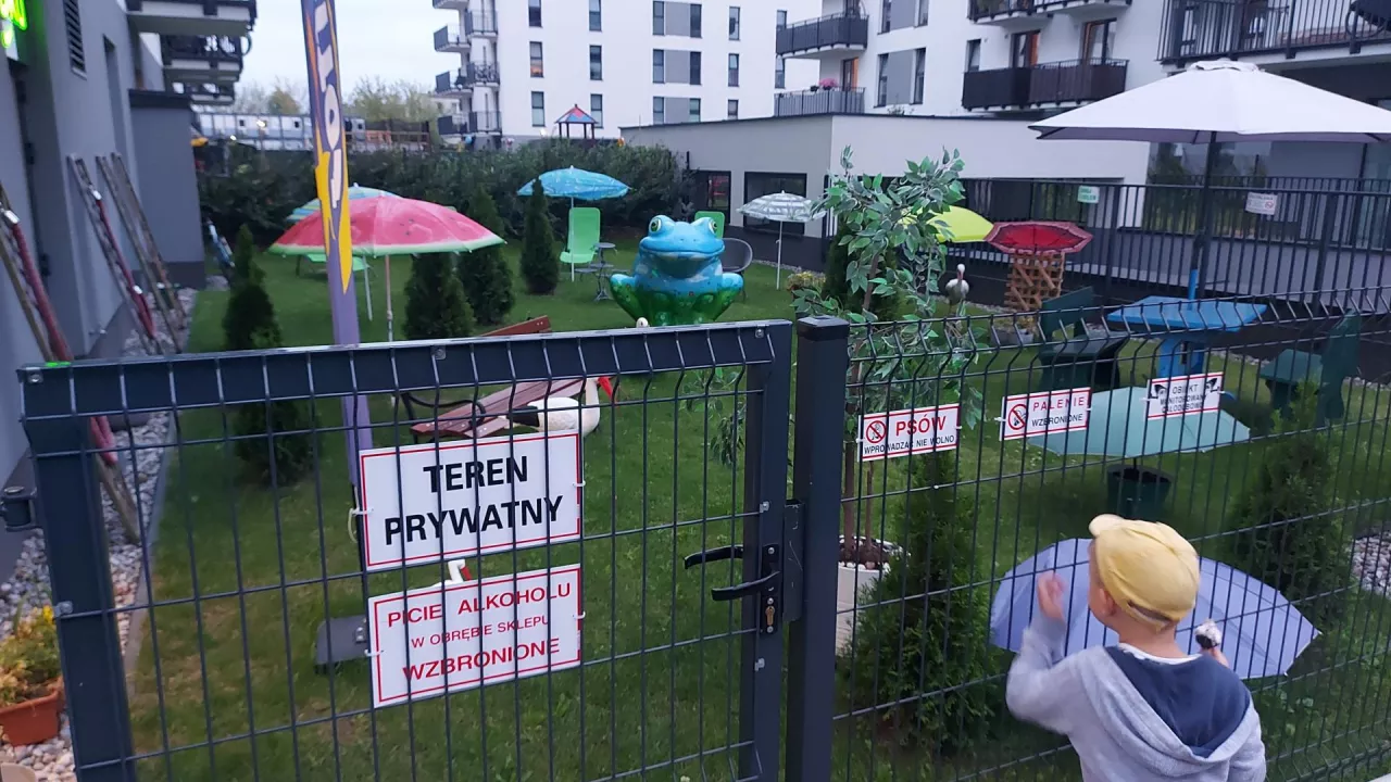 <p>Ogródek przy sklepie Żabki</p>