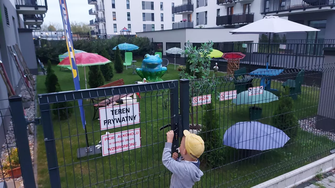 <p>Ogródek przy sklepie Żabki</p>