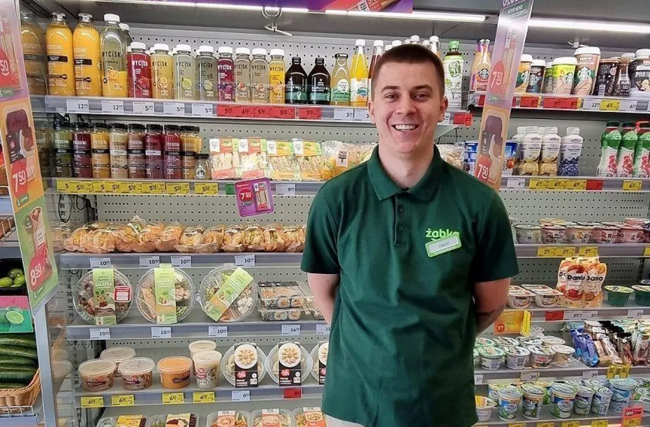 <p>Gabriel Malinowski, franczyzobiorca sklepu Żabka z Tryńczy</p>