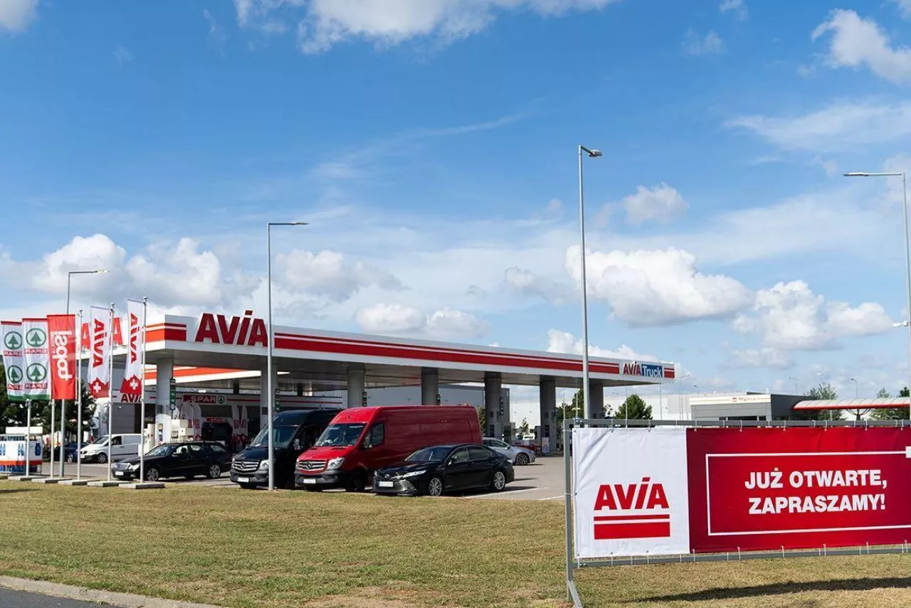 <p>Supermarket SPAR na stacji Avia zlokalizowany przy ul. Bukowskiej 46 w miejscowości Wysogotowo k. Poznania</p>