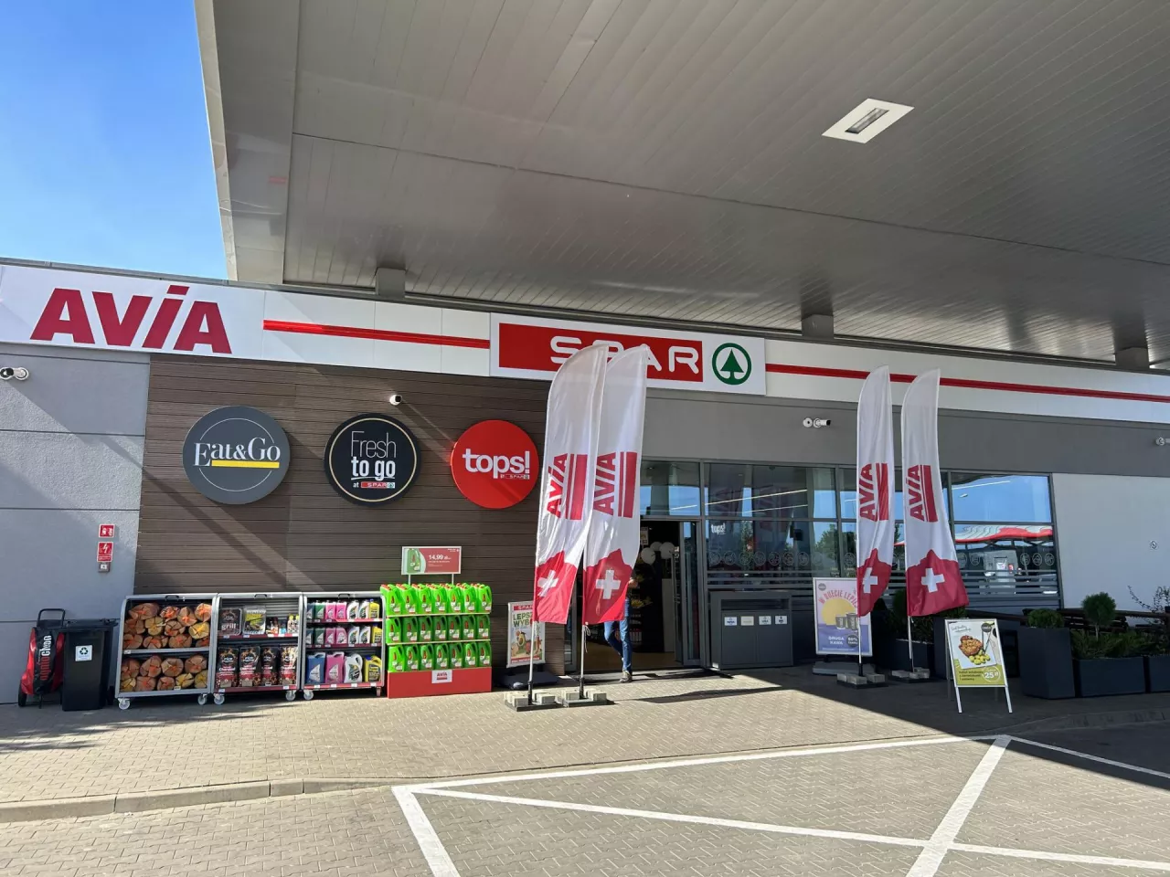 <p>Supermarket SPAR na stacji Avia zlokalizowany przy ul. Bukowskiej 46 w miejscowości Wysogotowo k. Poznania</p>